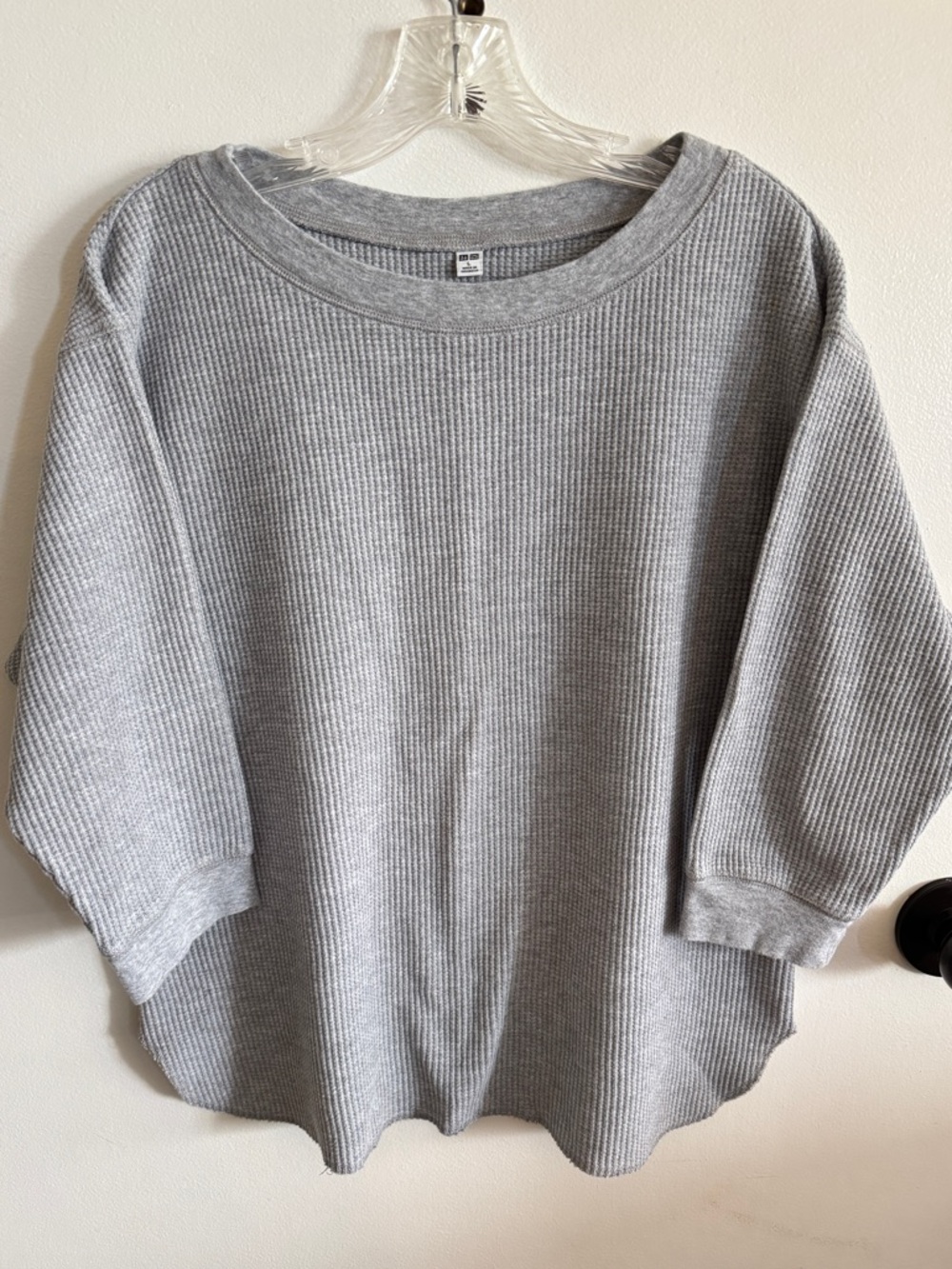 Uniqlo Women’s Light Gray Waffle Knit 3/4 Sleeve Curved Hem Top Size L Fall
